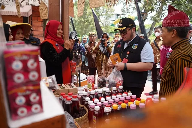 Produk UMKM Kabupaten Kediri melonjak tiga kali lipat di bawah kepemimpinan Mas Dhito. Berbagai program pemasaran & pelatihan disiapkan!

