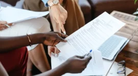 Pledio dalam hukum acara pidana berfungsi memberikan kesempatan bagi terdakwa untuk membela diri dan mempengaruhi keputusan hakim.

