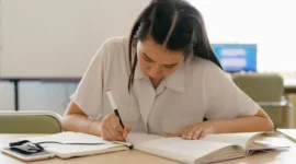 Pelajari cara menerapkan kode etik penulisan ilmiah dengan benar untuk menghasilkan laporan yang sesuai standar akademik dan menghindari plagiarisme