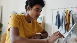 Analisis pengaruh ruang gerak pendapat umum dan demokratisasi komunikasi terhadap hubungan antara masyarakat dan pemerintah, serta cara respons efektif pemerintah