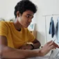 Analisis pengaruh ruang gerak pendapat umum dan demokratisasi komunikasi terhadap hubungan antara masyarakat dan pemerintah, serta cara respons efektif pemerintah