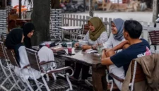 Budaya Nongkrong di Kedai Kopi: Kopi Sebagai Gaya Hidup Generasi Muda

