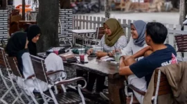 Budaya Nongkrong di Kedai Kopi: Kopi Sebagai Gaya Hidup Generasi Muda

