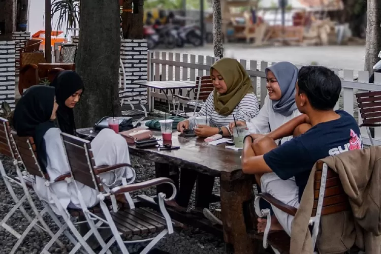 Budaya Nongkrong di Kedai Kopi: Kopi Sebagai Gaya Hidup Generasi Muda

