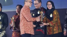 Pemkab Banyuwangi raih Penghargaan Primaniyarta 2024 berkat inovasi program unggulan untuk UMKM, termasuk pusat layanan kemasan dan revitalisasi pasar.

