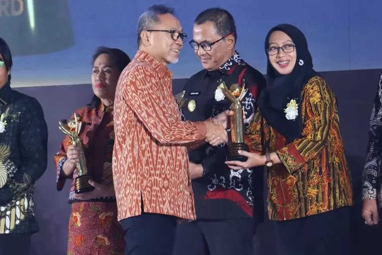 Pemkab Banyuwangi raih Penghargaan Primaniyarta 2024 berkat inovasi program unggulan untuk UMKM, termasuk pusat layanan kemasan dan revitalisasi pasar.

