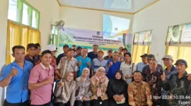 Pemkab Jombang tingkatkan kelembagaan petani tembakau dengan DBHCHT 2024. Dorong efisiensi usaha tani, pemasaran, dan kesejahteraan petani.

