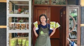 Usaha berbasis daun kelor di Mojokerto, yang menghasilkan teh, bubuk, dan masker kelor, mendukung kesehatan dan perekonomian lokal.