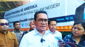 Mendag Budi Santoso saat melakukan ekspor perdana seepda elektrik dari Sidoarjo
