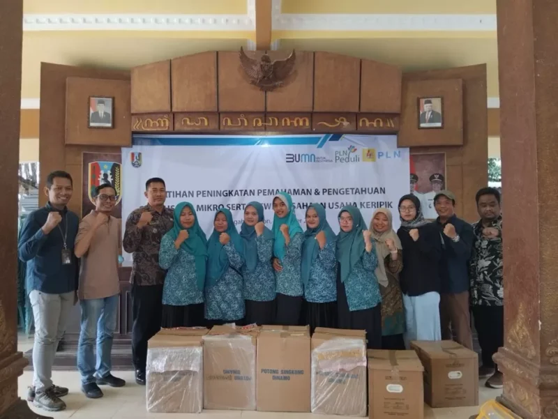 Dukung UMKM! PLN UIP JBTB resmikan program TJSL 2024 di Tuban, bantu pengembangan usaha keripik Desa Prunggahan Kulon untuk perekonomian desa.

