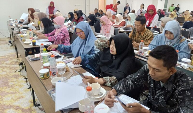 Pelatihan digital untuk 70 UMKM Surabaya oleh FEB UGM dan SMK Dr. Soetomo, fokus pada pengelolaan bisnis dan akuntansi digital.

Pelatihan digital untuk 70 UMKM Surabaya oleh FEB UGM dan SMK Dr. Soetomo, fokus pada pengelolaan bisnis dan akuntansi digital.

