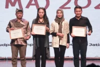 Banyuwangi raih juara 1 East Java Tourism Marketing Award 2024 untuk kategori The Best Social Influence berkat strategi media sosial dan influencer.

