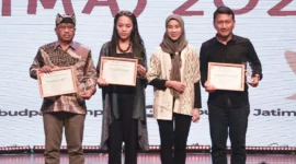 Banyuwangi raih juara 1 East Java Tourism Marketing Award 2024 untuk kategori The Best Social Influence berkat strategi media sosial dan influencer.

