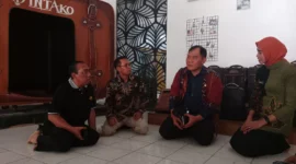 Dukung UMKM Sidoarjo bangkit! Anggota DPR Bambang Haryo ajak beli produk lokal, dorong ekonomi, dan bantu geliat sentra industri Tanggulangin.

