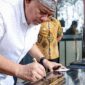 Wamen UMKM Helvi Y Moraza dorong kolaborasi untuk menjadikan Kota Batu sentra wisata UMKM berbasis ekonomi kreatif dan pemberdayaan anak muda.

