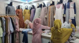 Pasar Kapasan Baru sukses tingkatkan penjualan UMKM melalui program Senja Surya, mempromosikan pasar tradisional modern dan adaptasi digital.

