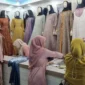 Pasar Kapasan Baru sukses tingkatkan penjualan UMKM melalui program Senja Surya, mempromosikan pasar tradisional modern dan adaptasi digital.

