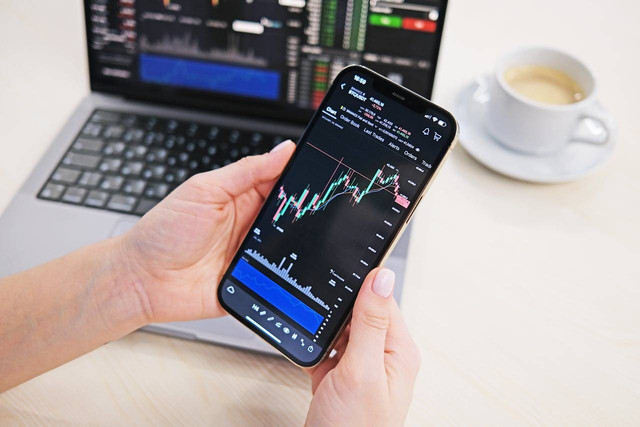 Pengertian lot dalam saham dan fungsinya penting bagi investor. Pelajari cara kerja lot, jenisnya, dan perannya dalam strategi investasi di pasar saham.