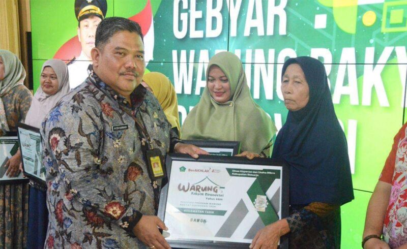 Pemkab Sidoarjo fasilitasi UMKM dengan galeri, pinjaman bunga ringan, dan pendampingan digital untuk tingkatkan daya saing.

