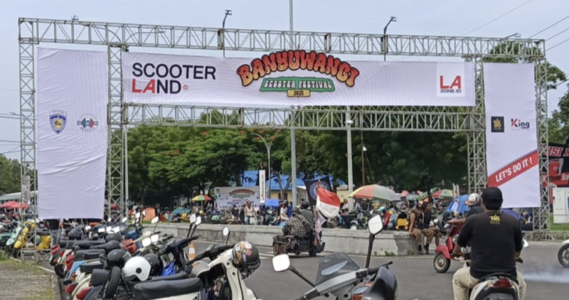 Banyuwangi Scooter Festival di Pantai Boom Marina meriahkan perekonomian lokal, dengan UMKM lokal mendapatkan keuntungan besar dari acara ini