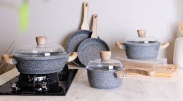 Debellin, pan anti lengket lokal berteknologi Jerman. Masak sehat tanpa minyak dengan desain elegan dan aman untuk keluarga. Cek koleksi lengkapnya!

