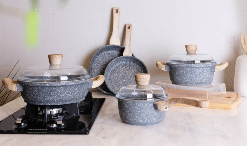 Debellin, pan anti lengket lokal berteknologi Jerman. Masak sehat tanpa minyak dengan desain elegan dan aman untuk keluarga. Cek koleksi lengkapnya!

