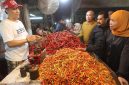 Harga cabai di Jatim sempat tembus Rp90 ribu/kg. Khofifah peringatkan potensi inflasi dan minta pengendalian harga jelang Ramadan.