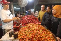 Harga cabai di Jatim sempat tembus Rp90 ribu/kg. Khofifah peringatkan potensi inflasi dan minta pengendalian harga jelang Ramadan.