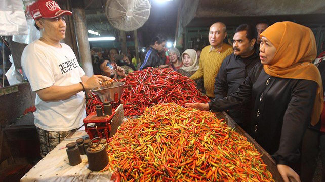 Harga cabai di Jatim sempat tembus Rp90 ribu/kg. Khofifah peringatkan potensi inflasi dan minta pengendalian harga jelang Ramadan.