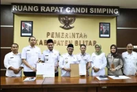 Bupati Blitar dorong penanganan kredit macet BPR Penataran dalam RUPS 2026 untuk memperkuat kinerja dan kesehatan bank daerah.