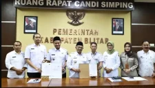 Bupati Blitar dorong penanganan kredit macet BPR Penataran dalam RUPS 2026 untuk memperkuat kinerja dan kesehatan bank daerah.