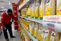 Khofifah sebut 80 persen stok Minyakita di pasar Jatim kosong. Pemprov waspadai dampaknya pada harga dan kebutuhan masyarakat.