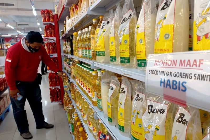 Khofifah sebut 80 persen stok Minyakita di pasar Jatim kosong. Pemprov waspadai dampaknya pada harga dan kebutuhan masyarakat.