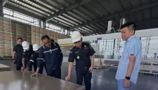 Ekspor perdana solar glass dari KEK Gresik tembus pasar India jadi bukti hilirisasi dan kebangkitan industri hijau Indonesia.