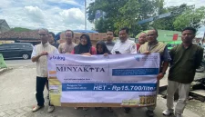 Permintaan minyakita meningkat tajam selama Ramadhan 2026, Bulog Kediri salurkan 557.244 liter ke pasar untuk stabilkan harga dan pasokan.