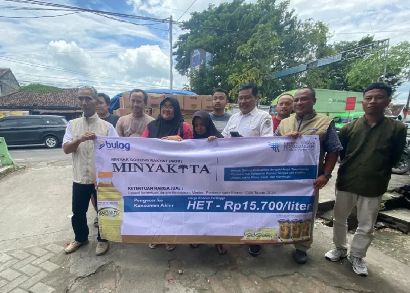 Permintaan minyakita meningkat tajam selama Ramadhan 2026, Bulog Kediri salurkan 557.244 liter ke pasar untuk stabilkan harga dan pasokan.