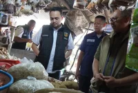 Harga telur di Pasar Raya Mojosari turun jadi Rp28.500/kg. Satgas Pangan Polres Mojokerto pantau bapokting jelang Lebaran.