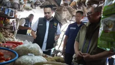 Harga telur di Pasar Raya Mojosari turun jadi Rp28.500/kg. Satgas Pangan Polres Mojokerto pantau bapokting jelang Lebaran.
