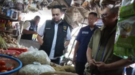 Harga telur di Pasar Raya Mojosari turun jadi Rp28.500/kg. Satgas Pangan Polres Mojokerto pantau bapokting jelang Lebaran.