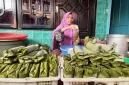 Kampung Lontong di Surabaya kebanjiran pesanan lontong Cap Go Meh, produksi melonjak drastis hingga tiga kali lipat dibanding hari biasa.