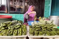 Kampung Lontong di Surabaya kebanjiran pesanan lontong Cap Go Meh, produksi melonjak drastis hingga tiga kali lipat dibanding hari biasa.
