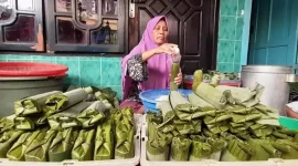Kampung Lontong di Surabaya kebanjiran pesanan lontong Cap Go Meh, produksi melonjak drastis hingga tiga kali lipat dibanding hari biasa.