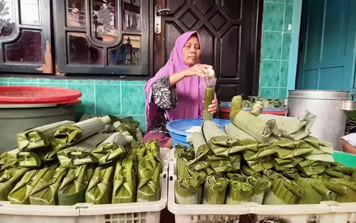 Kampung Lontong di Surabaya kebanjiran pesanan lontong Cap Go Meh, produksi melonjak drastis hingga tiga kali lipat dibanding hari biasa.