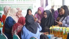 Pemkab Jombang gelar pasar murah EPIK Mobile jelang Idul Fitri 1447 H. Warga antusias beli sembako murah untuk tekan inflasi Ramadan.