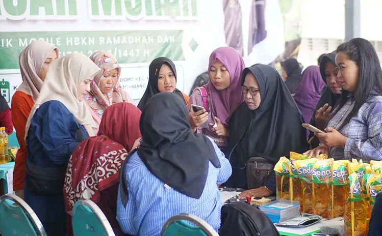 Pemkab Jombang gelar pasar murah EPIK Mobile jelang Idul Fitri 1447 H. Warga antusias beli sembako murah untuk tekan inflasi Ramadan.