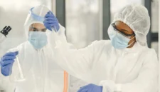 Kenali jenis alkohol dalam produk kosmetik dan obat, mulai dari ethanol hingga cetyl alcohol, beserta fungsi, manfaat, dan cara memilihnya tepat.
