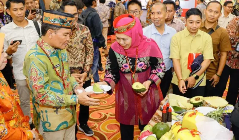 Misi dagang Jatim ke Kalteng catat transaksi Rp2,082 triliun. Khofifah sebut kerja sama ini perkuat ekonomi dan rantai pasok nasional.