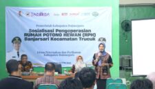 Pemkab Bojonegoro pastikan RPH Banjarsari sesuai standar SOP. Pelaku usaha diajak pindah demi jaga kualitas daging dan lingkungan.
