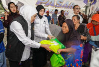 Khofifah gelar pasar murah di Kediri untuk kendalikan inflasi jelang Idul Adha. Warga antusias berburu sembako murah.