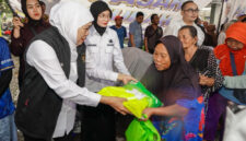 Khofifah gelar pasar murah di Kediri untuk kendalikan inflasi jelang Idul Adha. Warga antusias berburu sembako murah.